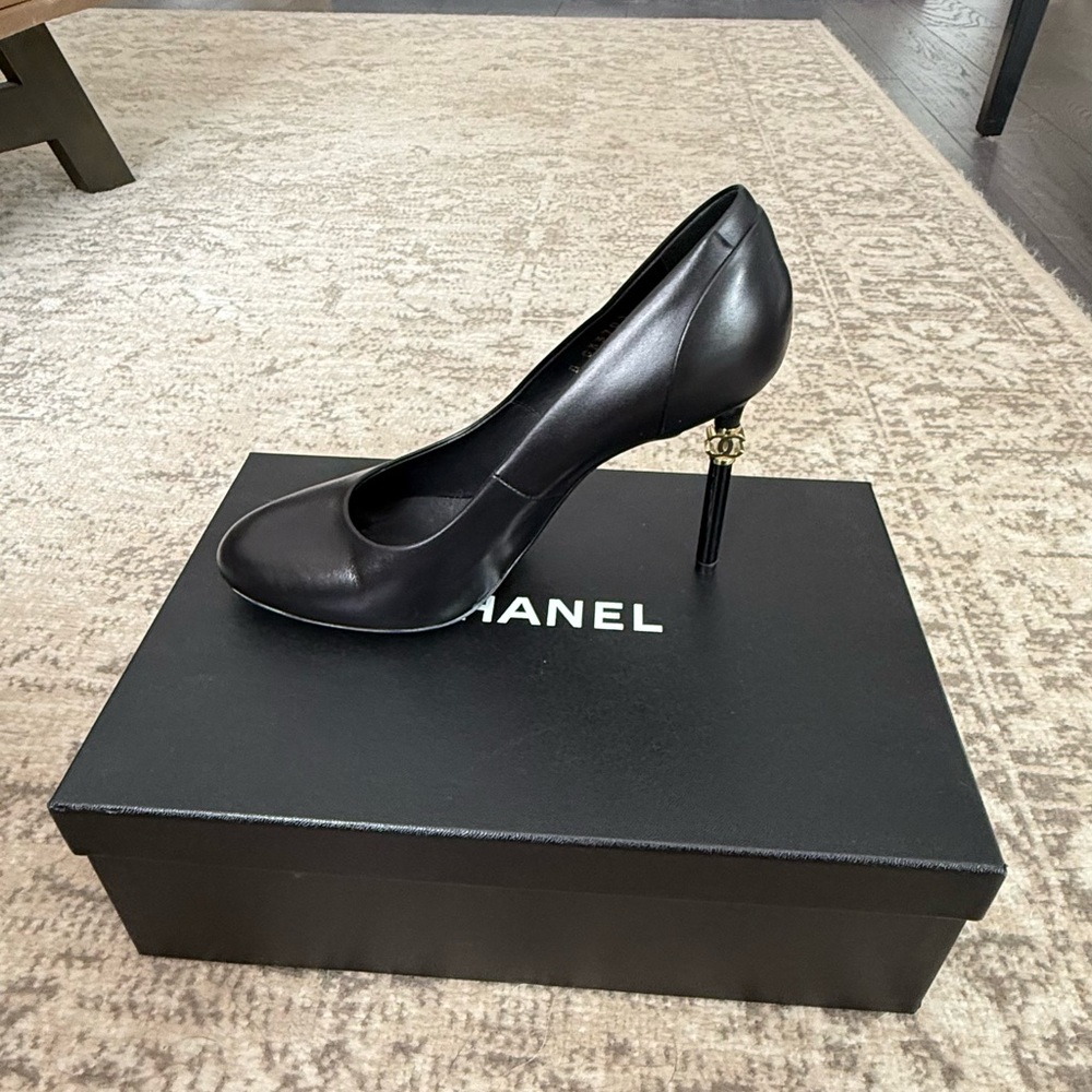 CHANEL Black and Gold Heels - Picture 4 of 13